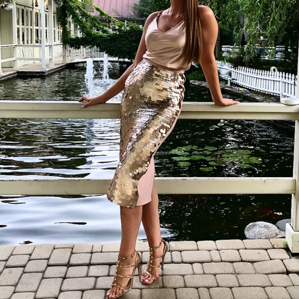 skirt in matte sequins, in good condition, soft pink color, nude. size a-xs